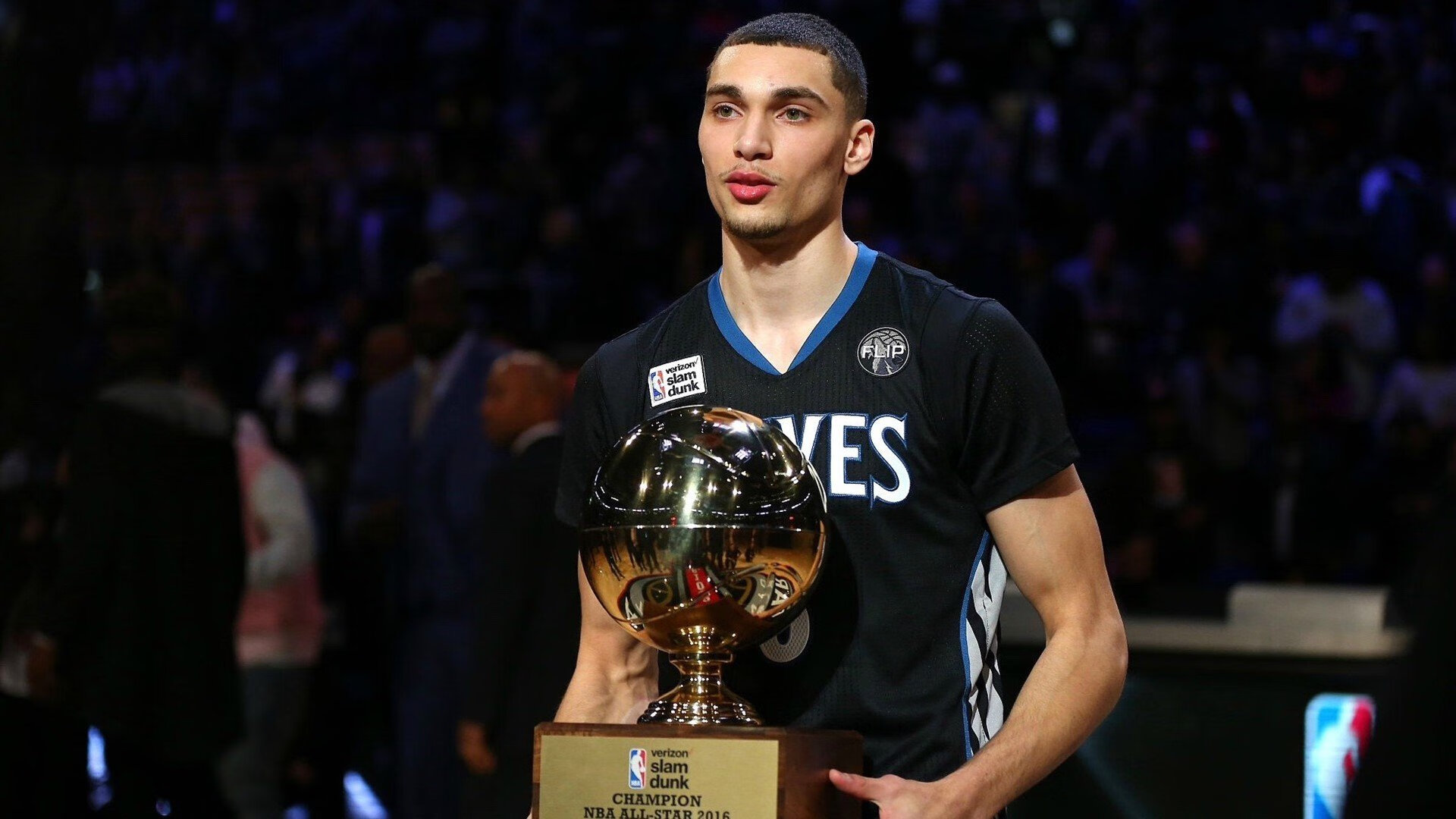 爱游戏体育官网-锡安爆扣鹈鹕轻取尼克斯，锡安首秀集锦